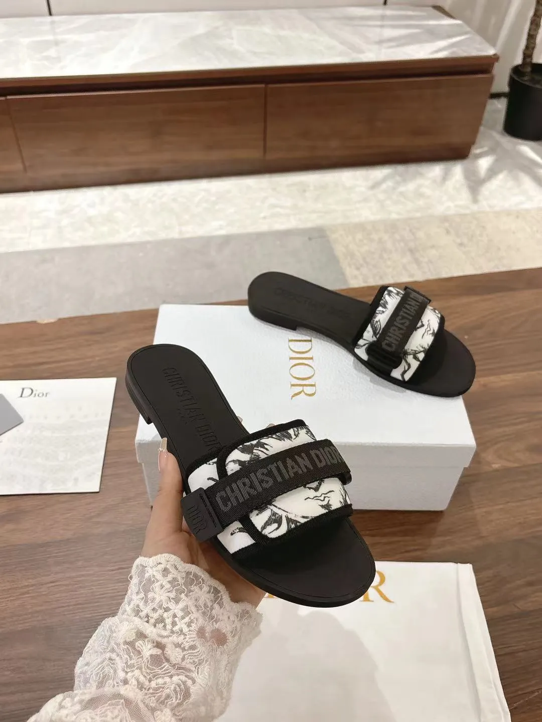 👟👟Ex-factory price 380👟👟 Dior D’s latest series of Velcro buckle sandals and slippers in new colors! Perfect reproduction of the original version, the most popular color matching fabric, super layered ▪️Original molded high-end TPU outsole (not ordinary rubber) ▪️Very comfortable and easy to walk. All upper materials are custom-made from the original ▪️3D electric embroidered three-dimensional cloth surface, very versatile, a must-have for lazy people in summer ▪️Number of yards: 35-41